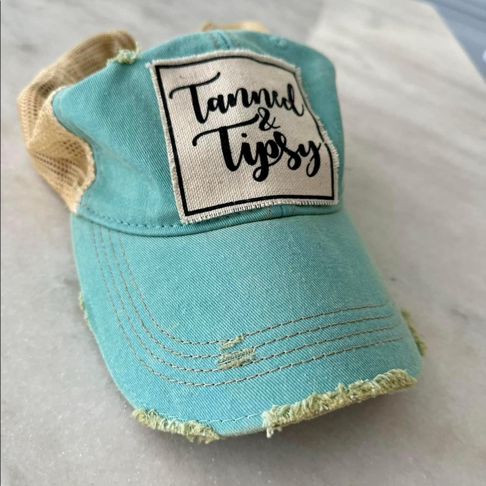 Mint color distressed cap! Only worn once. Like new, excellent condition.